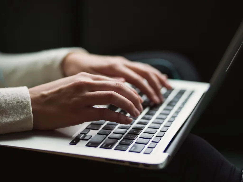best-digital-marketing-freelancer-in-Malappuram-typing-keyboard